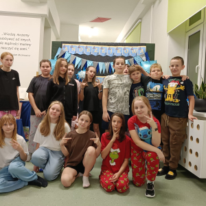 Klasa 5 b na wspólnym zdjęciu w trakcie nocy andrzejkowej w szkole. Kliknięcie na zdjęcie spowoduje jego powiększenie do rozmiaru oryginalnego.