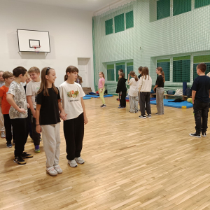 Zabawy ruchowe na sali gimnastycznej piątoklasistów w czasie andrzejek w szkole. Kliknięcie na zdjęcie spowoduje jego powiększenie do rozmiaru oryginalnego.