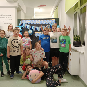 Klasa 5 a na wspólnym zdjęciu w trakcie nocy andrzejkowej w szkole. Kliknięcie na zdjęcie spowoduje jego powiększenie do rozmiaru oryginalnego.