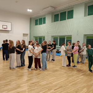 Piątoklasiści tańczą w trakcie andrzejkowego pobytu w szkole. Kliknięcie na zdjęcie spowoduje jego powiększenie do rozmiaru oryginalnego.