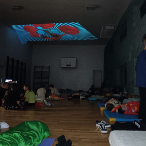 Oglądanie iluminacji na suficie przez uczniów klas 5. Kliknięcie na zdjęcie spowoduje jego powiększenie do rozmiaru oryginalnego.