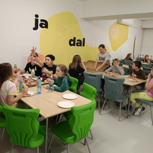 Piątoklasiści jedzą pizzę w trakcie nocy andrzejkowej. Klasa 5 a na wspólnym zdjęciu w trakcie nocy andrzejkowej w szkole. Kliknięcie na zdjęcie spowoduje jego powiększenie do rozmiaru oryginalnego.