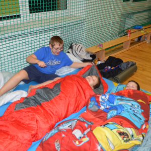 Chłopcy z klasy 5 a w śpiworach w trakcie nocy andrzejkowej w szkole. Kliknięcie na zdjęcie spowoduje jego powiększenie do rozmiaru oryginalnego.