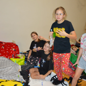 Uczennice w piżamach w trakcie nocy andrzejkowej w szkole. Kliknięcie na zdjęcie spowoduje jego powiększenie do rozmiaru oryginalnego.