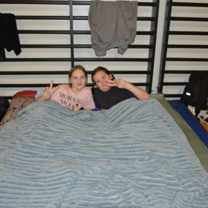 Uczennice kl. 5 b na materacach w trakcie nocnego pobytu w szkole. Kliknięcie na zdjęcie spowoduje jego powiększenie do rozmiaru oryginalnego.