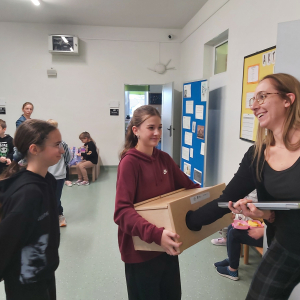 Jedna z nauczycielek w trakcie losowania działań z tabliczki mnożenia. Kliknięcie na zdjęcie spowoduje jego powiększenie do rozmiaru oryginalnego.