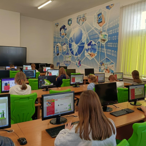 Uczniowie w trakcie konkursu z tabliczki mnożenia. Kliknięcie na zdjęcie spowoduje jego powiększenie do rozmiaru oryginalnego.