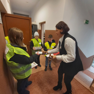 Dyrektor GCKCziS odpowiada na pytania patrolu tabliczki mnożenia. Kliknięcie na zdjęcie spowoduje jego powiększenie do rozmiaru oryginalnego.