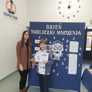 Konrad Świadek - 2 miejsce w Szkolnym Konkursie Tabliczki Mnożenia z panią Wicedyrektor Dorotą Gurgul. Kliknięcie na zdjęcie spowoduje jego powiększenie do rozmiaru oryginalnego.