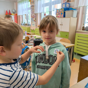 Naklejki otrzymane przez przedszkolaków z okazji rozwiązania zadań matematycznych. Kliknięcie na zdjęcie spowoduje jego powiększenie do rozmiaru oryginalnego.