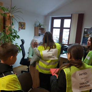 Pani Kierownik Elżbieta Gądek sprawdza swoją znajomość tabliczki mnożenia w towarzystwie szkolnego patrolu. Konrad Świadek - 2 miejsce w Szkolnym Konkursie Tabliczki Mnożenia z panią Wicedyrektor Dorotą Gurgul. Kliknięcie na zdjęcie spowoduje jego powiększenie do rozmiaru oryginalnego.