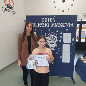 Klaudia Liszka - wyróżniona w Szkolnym Konkursie Tabliczki Mnożenia z panią Wicedyrektor Dorotą Gurgul. Kliknięcie na zdjęcie spowoduje jego powiększenie do rozmiaru oryginalnego.