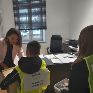 Zastępca Wójta Gminy Szczurowa w trakcie sprawdzania swojej znajomości tabliczki mnożenia. Kliknięcie na zdjęcie spowoduje jego powiększenie do rozmiaru oryginalnego.