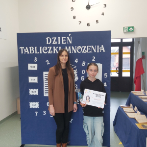 Maja Domagała - wyróżniona w Szkolnym Konkursie Tabliczki Mnożenia z panią Wicedyrektor Dorotą Gurgul. Kliknięcie na zdjęcie spowoduje jego powiększenie do rozmiaru oryginalnego.