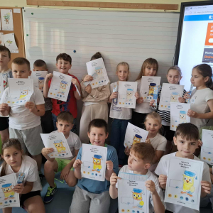 Klasa 3 a z pracami matematycznymi wykonanymi z okazji Światowego Dnia Tabliczki Mnożenia. Kliknięcie na zdjęcie spowoduje jego powiększenie do rozmiaru oryginlanego.