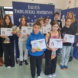 Wicedyrektor Dorota Gurgul i pani Ewelina Piekarska z laureatami, wyróżnionymi i osobami biorącymi udział w konkursie tabliczki mnożenia. Kliknięcie na zdjęcie spowoduje jego powiększenie do rozmiaru oryginalnego.
