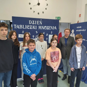 Laureaci, wyróżnieni i osoby biorące udział w konkursie tabliczki mnożenia wraz z panią Justyną Solak. Kliknięcie na zdjęcie spowoduje jego powiększenie do rozmiaru oryginalnego.