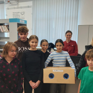 Sprawdzanie znajomości tabliczki mnożenia w szkolnej bibliotece i wśród pracowników szkoły. Kliknięcie na zdjęcie spowoduje jego powiększenie do rozmiaru oryginalnego.