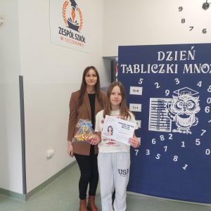 Szkolny Mistrz Tabliczki Mnożenia Wiktoria Bogusz z panią Wicedyrektor Dorotą Gurgul. Kliknięcie na zdjęcie spowoduje jego powiększenie do rozmiaru oryginalnego.