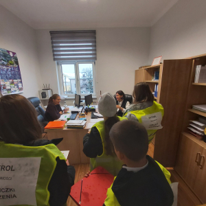 Nasi uczniowie przepytują pracowników GCKCziS ze znajomości tabliczki mnożenia. Kliknięcie na zdjęcie spowoduje jego powiększenie do rozmiaru oryginalnego.