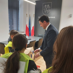 Wójt Gminy Szczurowa pan Zbigniew Moskal sprawdza swoją wiedzę z zakresu tabliczki mnożenia w obecności naszych uczniów. Kliknięcie na zdjęcie spowoduje jego powiększenie do rozmiaru oryginalnego.