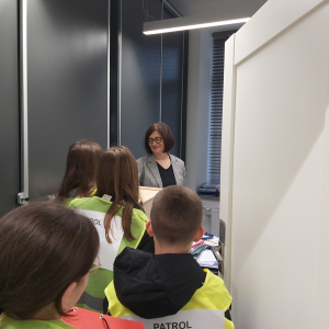 Pracownicy gminy w trakcie sprawdzania wiedzy z tabliczki mnożenia. Kliknięcie na zdjęcie spowoduje jego powiększenie do rozmiaru oryginalnego.