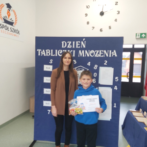 Kacper Łuba - wyróżniony w Szkolnym Konkursie Tabliczki Mnożenia z panią Wicedyrektor Dorotą Gurgul. Kliknięcie na zdjęcie spowoduje jego powiększenie do rozmiaru oryginalnego.