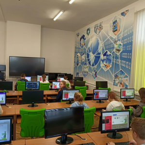 Uczniowie rozwiązują quizy online z tabliczki mnożenia. Kliknięcie na zdjęcie spowoduje jego powiększenie do rozmiaru oryginalnego.