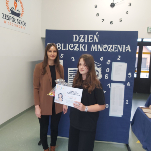 Milena Pawlik - 2 miejsce w Szkolnym Konkursie Tabliczki Mnożenia z panią Wicedyrektor Dorotą Gurgul. Kliknięcie na zdjęcie spowoduje jego powiększenie do rozmiaru oryginalnego.