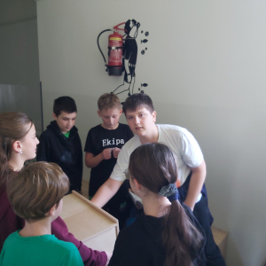 Akcja szkolna związana z utrwalaniem tabliczki mnożenia: uczniowie losują działania i podają wyniki. Kliknięcie na zdjęcie spowoduje jego powiększenie do rozmiaru oryginalnego.