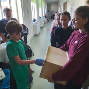 Uczniowie losują działania z tabliczki mnożenia. Kliknięcie na zdjęcie spowoduje jego powiększenie do rozmiaru oryginalnego.