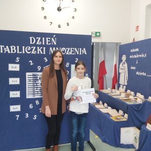 Antonina Szafraniec - wyróżniona w Szkolnym Konkursie Tabliczki Mnożenia z panią Wicedyrektor Dorotą Gurgul. Kliknięcie na zdjęcie spowoduje jego powiększenie do rozmiaru oryginalnego.