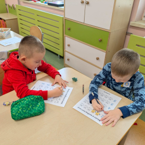 Przedszkolaki  i uczniowie kl. 1-3 w trakcie rozwiązywania zadań matematycznych. Kliknięcie na zdjęcie spowoduje jego powiększenie do rozmiaru oryginalnego.