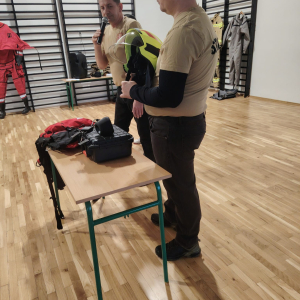 Strażacy prezentują odzież ratunkową dzieciom. Kliknięcie na zdjęcie spowoduje jego powiększenie do rozmiaru oryginalnego.