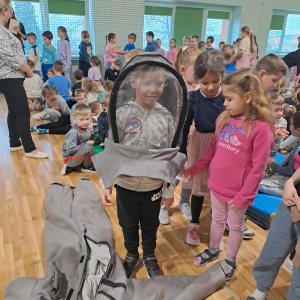 Chłopiec z ochraniaczem nałożonym na siebie stosowanym przez straż. Kliknięcie na zdjęcie spowoduje jego powiększenie do rozmiaru oryginalnego.