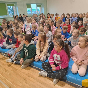 Przedszkolaki, uczniowie i nauczyciele zgromadzeni na spotkaniu ze strażakami. Kliknięcie na zdjęcie spowoduje jego powiększenie do rozmiaru oryginalnego.