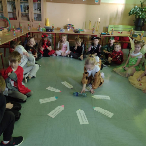 Losowanie wróżb w klasie 1 a.  Kliknięcie na zdjęcie spowoduje jego powiększenie do rozmiaru oryginalnego.