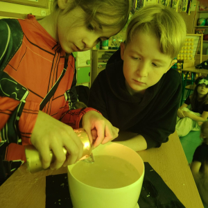 Uczniowie klasy 3 a w trakcie zabaw andrzejkowych. Kliknięcie na zdjęcie spowoduje jego powiększenie do rozmiaru oryginalnego.