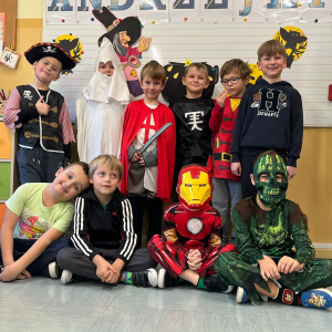 Chłopcy z kl. 1 b przebrani za postacie z bajek i superbohaterów w trakcie klasowych andrzejek. Kliknięcie na zdjęcie spowoduje jego powiększenie do rozmiaru oryginalnego.