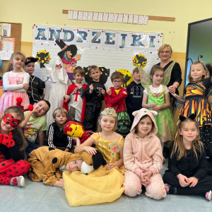 Uczniowie klasy 1 a wraz z panią Iwoną Czesak przebrani za bajkowe postacie. Kliknięcie na zdjęcie spowoduje jego powiększenie do rozmiaru oryginalnego.