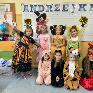 Dziewczynki z klasy 1 a przebrane za bajkowe postacie i owady z okazji andrzejek. Kliknięcie na zdjęcie spowoduje jego powiększenie do rozmiaru oryginalnego.
