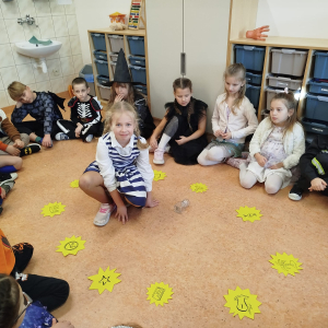 Zabawy andrzejkowe w klasie 1 b, dzieci siedzą w kole jedno z nich znajduje się w środku i losuje wróżbę. Kliknięcie na zdjęcie spowoduje jego powiększenie do rozmiaru oryginalnego.