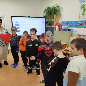 Zabawy andrzejkowe z wychowawcą w klasie 1 b. Kliknięcie na zdjęcie spowoduje jego powiększenie do rozmiaru oryginalnego.