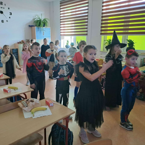 Taniec andrzejkowy uczniów z klasy 1 b. Kliknięcie na zdjęcie spowoduje jego powiększenie do rozmiaru oryginalnego.