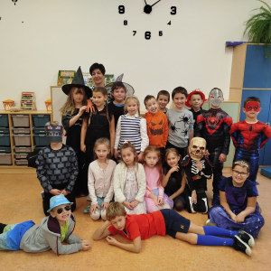 Pierwszoklasiści z 1 b z panią Stanisławą Bernady przebrani na szkolnych andrzejkach. Kliknięcie na zdjęcie spowoduje jego powiększenie do rozmiaru oryginalnego.