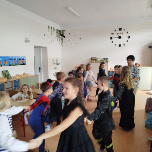 Dzieci z kl. 1 b tańczą z wychowawczynią w klasie. Kliknięcie na zdjęcie spowoduje jego powiększenie do rozmiaru oryginalnego.