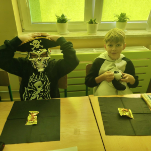 Uczniowie klasy 3 a spożywają posiłek na klasowych andrzejkach. Kliknięcie na zdjęcie spowoduje jego powiększenie do rozmiaru oryginalnego.