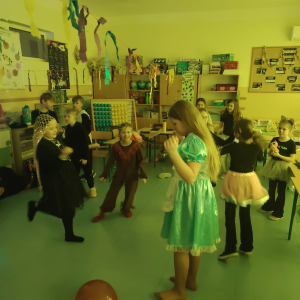 Taniec uczniów klasy 3 a. Kliknięcie na zdjęcie spowoduje jego powiększenie do rozmiaru oryginalnego.