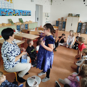 Zabawy andrzejkowe w klasie 1 b. Kliknięcie na zdjęcie spowoduje jego powiększenie do rozmiaru oryginalnego.