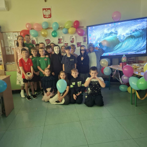 Klasa 3 b wraz z wychowawczynią na szkolnych andrzejkach. Kliknięcie na zdjęcie spowoduje jego powiększenie do rozmiaru oryginalnego.